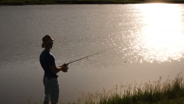 Filmaufnahmen Fischer fangen Raubfische mit Drehung auf dem See — Stockvideo