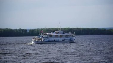 Volga Nehri üzerinde görüntüleri motorlu gemi yüzer