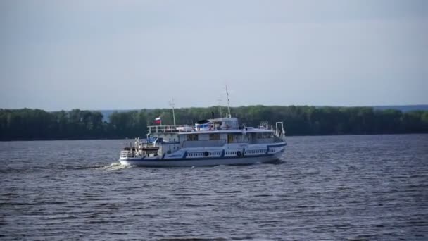 Images bateau à moteur flotte sur la Volga River — Video