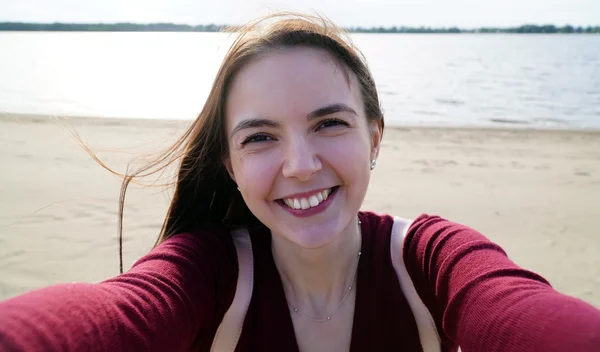 Jonge vrouw doet selfie op uw smartphone — Stockfoto