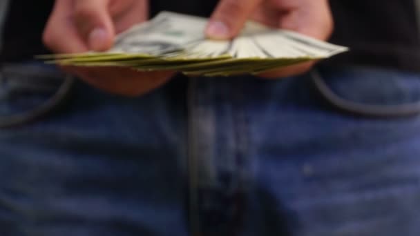 Felvételeket tinédzser mutatja ki a pénzt. — Stock videók