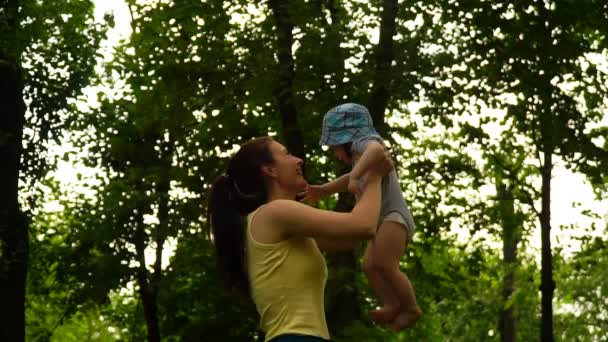 Filmati giovane madre che gioca con suo figlio nel parco . — Video Stock