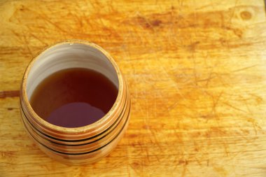 Bal ahşap bir masa üzerinde varil