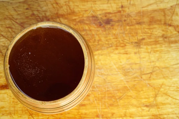 Barril de mel em uma mesa de madeira — Fotografia de Stock