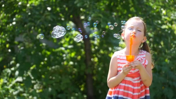 Filmagem menina soprando bolhas no parque . — Vídeo de Stock