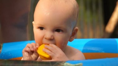 Görüntüleri bebek çocuk yüzme havuzu içinde ve balık oyuncakla oynamak.
