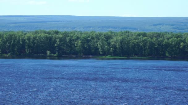 Metraje vista superior del río Volga. Movimiento lento 120fps — Vídeo de stock