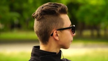 görüntüleri kameraya bakarak gözlüklü genç çocuk portresi. 4k