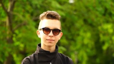 görüntüleri kamera ve dalgalar bakarak gözlüklü genç çocuk portresi. 4k