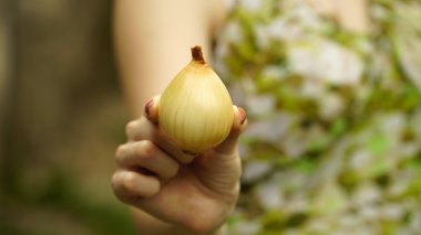 Soğan yakın tutan kadın