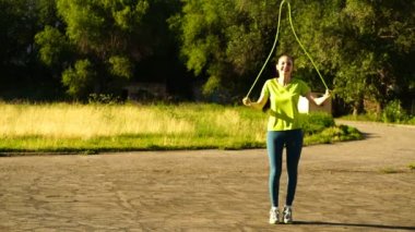 görüntüleri kadın bir parkta bir atlama ip atlama. 4k