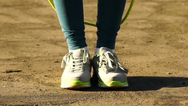 Woman jumping on a skipping rope in a park. HD video 120fps — Stock Video