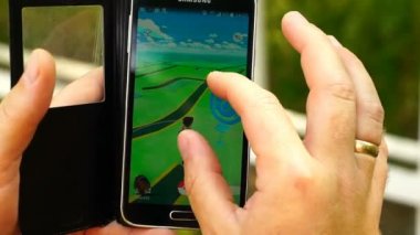 Samara, Rusya Federasyonu - 25 Temmuz 2016: adam oyun pokemon onun smartphone üzerinde git. Pokemon artar gerçeklik unsurları ile multiplayer oyun gitmek