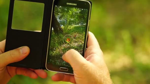 Samara, Rusya Federasyonu - 25 Temmuz 2016: adam oyun pokemon onun smartphone üzerinde git. Pokemon artar gerçeklik unsurları ile multiplayer oyun gitmek — Stok video