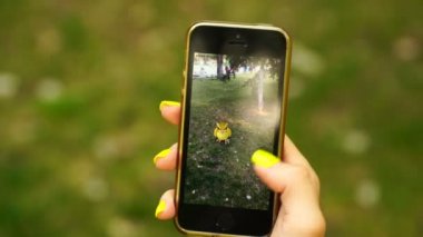 Samara, Rusya Federasyonu - 26 Temmuz 2016: kadın oyun pokemon onun iphone gidin. Pokemon artar gerçeklik unsurları ile multiplayer oyun gitmek.