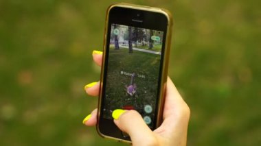 Samara, Rusya Federasyonu - 26 Temmuz 2016: kadın oyun pokemon onun iphone gidin. Pokemon artar gerçeklik unsurları ile multiplayer oyun gitmek
