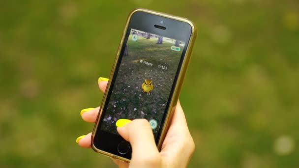 Samara, Federacja Rosyjska - 26 lipca 2016: Kobieta gry pokemon przejdź na jego iphone. Pokemon gry wieloosobowej gry z elementami rzeczywistości rozszerzonej go. — Wideo stockowe