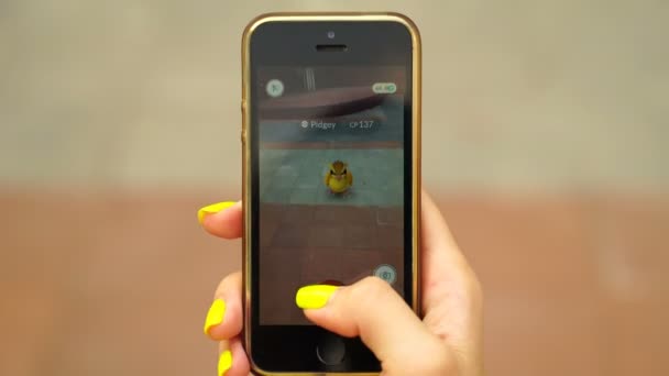 Samara, Rusko - 26 července 2016: žena hraní Pokémon jít na jeho iphone. Pokemon jít multiplayerová hra s prvky rozšířené reality. — Stock video