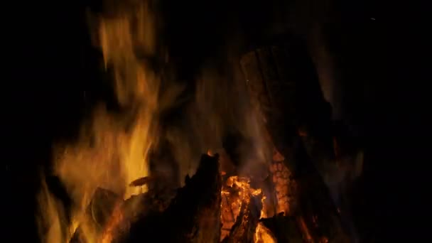 Imágenes quemando fuego en la noche. 4K — Vídeo de stock