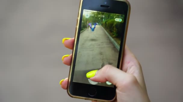 Samara, Rússia - 31 de julho de 2016: mulher jogando pokemon ir em seu iphone. pokemon ir jogo multiplayer com elementos da realidade aumentada. Pegando o Zubat pokemon — Vídeo de Stock