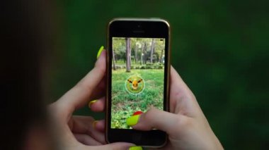 Samara, Rusya Federasyonu - 31 Temmuz 2016: kadın oyun pokemon onun iphone gidin. Pokemon artar gerçeklik unsurları ile multiplayer oyun gidin. Eevee pokemon yakalamak