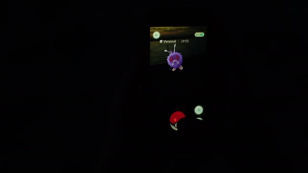 Samara, Ryssland - 31 juli 2016: pojke spelar pokemon gå på iphone. Pokemon gå multiplayer spel med inslag av augmented reality. Fånga Venonat pokemon — Stockvideo