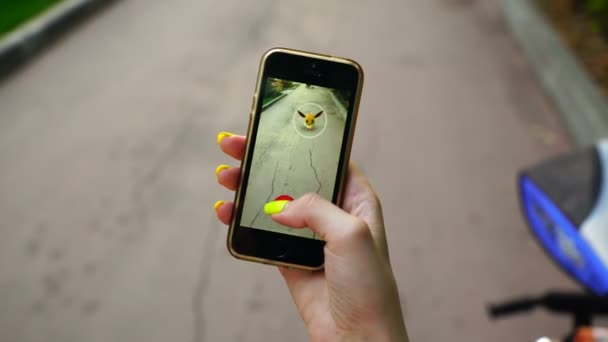 萨马拉、 俄罗斯-2016 年 7 月 31 日︰ 女人玩口袋妖怪走在他的 iphone 上。宠物小精灵去多人游戏时的增强现实的元素。捕捉伊布口袋妖怪 — 图库视频影像