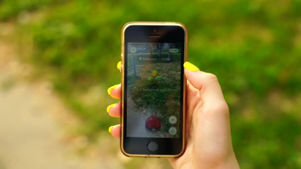 Samara, Russie - 31 juillet 2016 : une femme jouant au pokémon passe sur son iphone. pokemon go jeu multijoueur avec des éléments de réalité augmentée. Bellsprout s'est enfui — Video