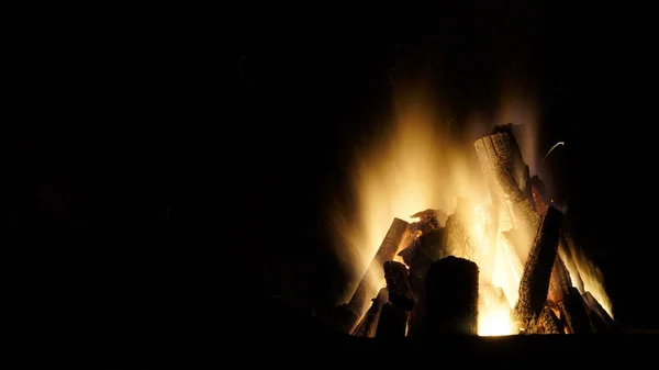 Kamp ateşi yanan yakın çekim — Stok fotoğraf