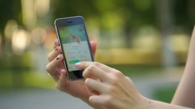 Samara, Rusya Federasyonu - 6 Ağustos 2016: kadın oyun pokemon onun iphone gidin. Pokemon artar gerçeklik unsurları ile multiplayer oyun gidin. yakalanan onların Pokemon gösteren kız