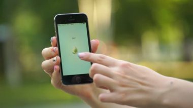 Samara, Rusya Federasyonu - 6 Ağustos 2016: kadın oyun pokemon onun iphone gidin. Pokemon artar gerçeklik unsurları ile multiplayer oyun gidin. Bir yumurtadan çıkım Pokemon