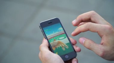 Samara, Rusya Federasyonu - 6 Ağustos 2016: adam oyun pokemon onun smartphone üzerinde git. Pokemon artar gerçeklik unsurları ile multiplayer oyun gitmek