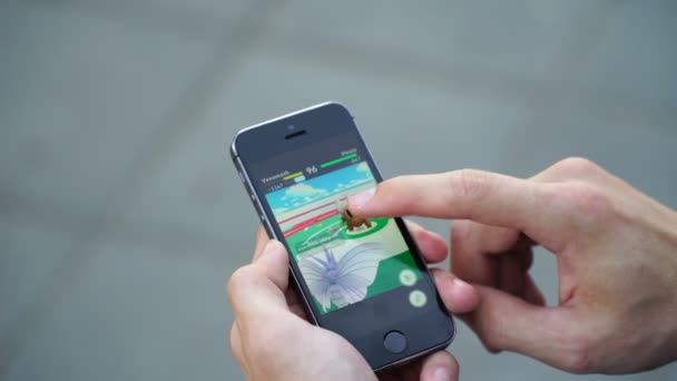 Samara, Rusko - 6 srpna 2016: muž hraní Pokémon jít na svém smartphonu. Pokemon jít multiplayerová hra s prvky rozšířené reality — Stock video