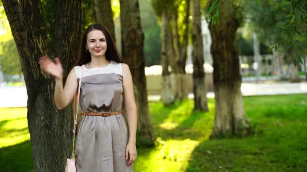 Filmato giovane donna che agita la mano alla fotocamera — Video Stock