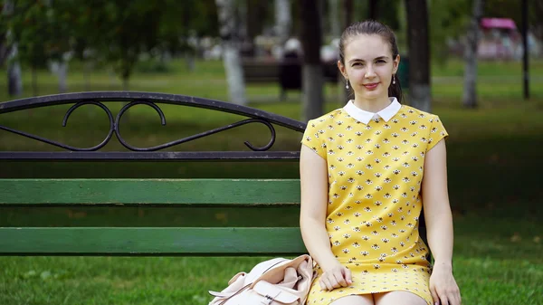 Woman sitting on a park bench — Stock Photo, Image