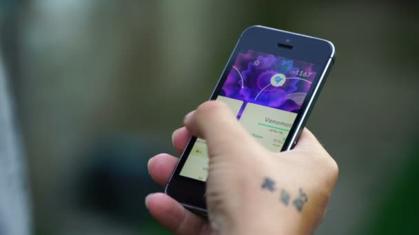 Samara, Russie - 6 août 2016 : un homme joue au pokémon sur son smartphone. pokemon go jeu multijoueur avec des éléments de réalité augmentée — Video