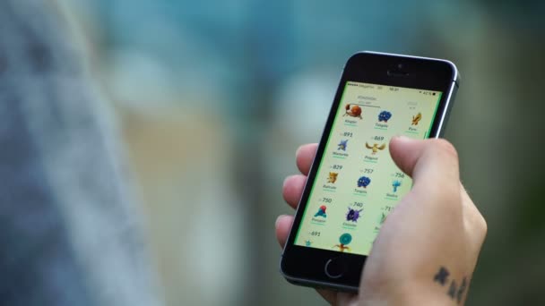 Samara, Rusia - 6 Agustus 2016: seorang pria bermain pokemon menggunakan smartphone-nya. pokemon go multiplayer game with element of augmented reality — Stok Video