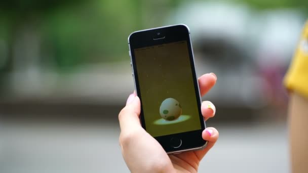 Samara, Russia - 6 agosto 2016: una donna che gioca a pokemon va sul suo iphone. pokemon go gioco multiplayer con elementi di realtà aumentata. Pokemon che cova da un uovo — Video Stock