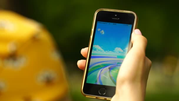 Samara, Rusko - 6 srpna 2016: hraní Pokémon žena jít na jeho iphone. Pokemon jít multiplayerová hra s prvky rozšířené reality — Stock video