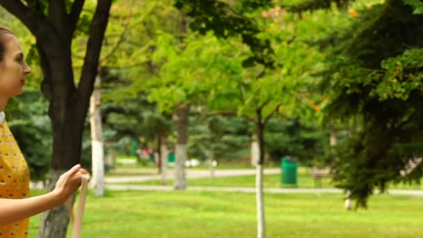 Filmación mujer caminando en el parque con una mochila. 120 fps — Vídeos de Stock