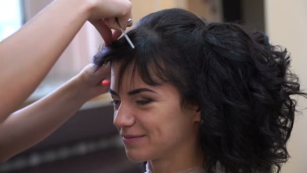 Filmación mujer en el salón de belleza. 4K — Vídeos de Stock