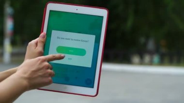 Samara, Rusya Federasyonu - 15 Ağustos 2016: kadın oyun pokemon onun ipad üzerinde git. Pokemon artar gerçeklik unsurları ile multiplayer oyun gidin. Eevee gelişmeye jolteon içinde.