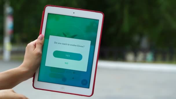 Samara, Rusya Federasyonu - 15 Ağustos 2016: kadın oyun pokemon onun ipad üzerinde git. Pokemon artar gerçeklik unsurları ile multiplayer oyun gidin. Eevee gelişmeye flareon içinde. — Stok video