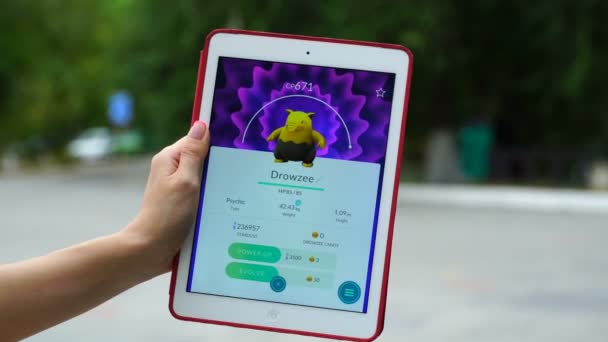 Samara, Rusko - 15. srpna 2016: hraní Pokémon žena jít na jeho ipad. Pokemon jít multiplayerová hra s prvky rozšířené reality. drowzee vyvíjejí v hypno. — Stock video