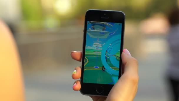 Samara, Russia - 6 agosto 2016: una donna che gioca a pokemon va sul suo iphone. pokemon go gioco multiplayer con elementi di realtà aumentata — Video Stock