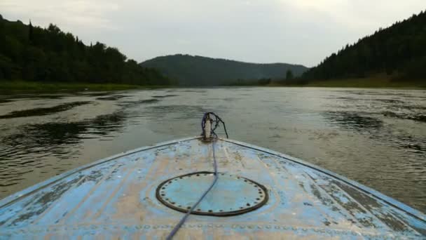 Un viejo barco flotando en el río. 4K — Vídeos de Stock