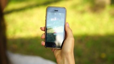 Samara, Rusya Federasyonu - 8 Eylül 2016: kadın oyun pokemon onun iphone gidin. Pokemon artar gerçeklik unsurları ile multiplayer oyun gidin. Drowzee pokemon yakalamak