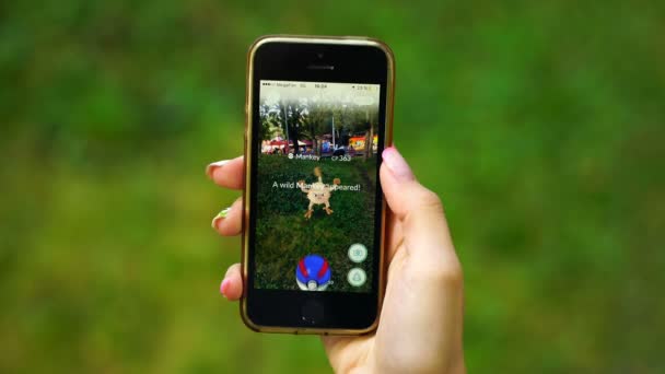 Samara, Federacja Rosyjska - 8 września 2016: Kobieta gry pokemon przejdź na jego iphone. Pokemon przejść gra multiplayer z elementami rzeczywistości rozszerzonej. Łapanie pokemonów Mankey — Wideo stockowe