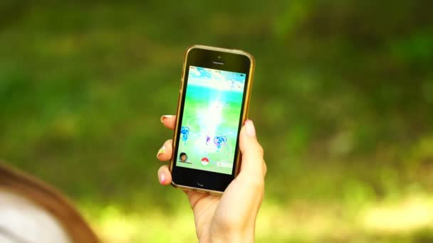 Samara, Rusya Federasyonu - 8 Eylül 2016: kadın oyun pokemon onun iphone gidin. Pokemon artar gerçeklik unsurları ile multiplayer oyun gidin. 26 seviye yukarı — Stok video