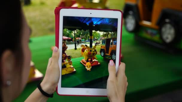 Samara, Russie - 8 septembre 2016 : une femme joue au pokémon sur son ipad. pokemon go jeu multijoueur avec des éléments de réalité augmentée — Video